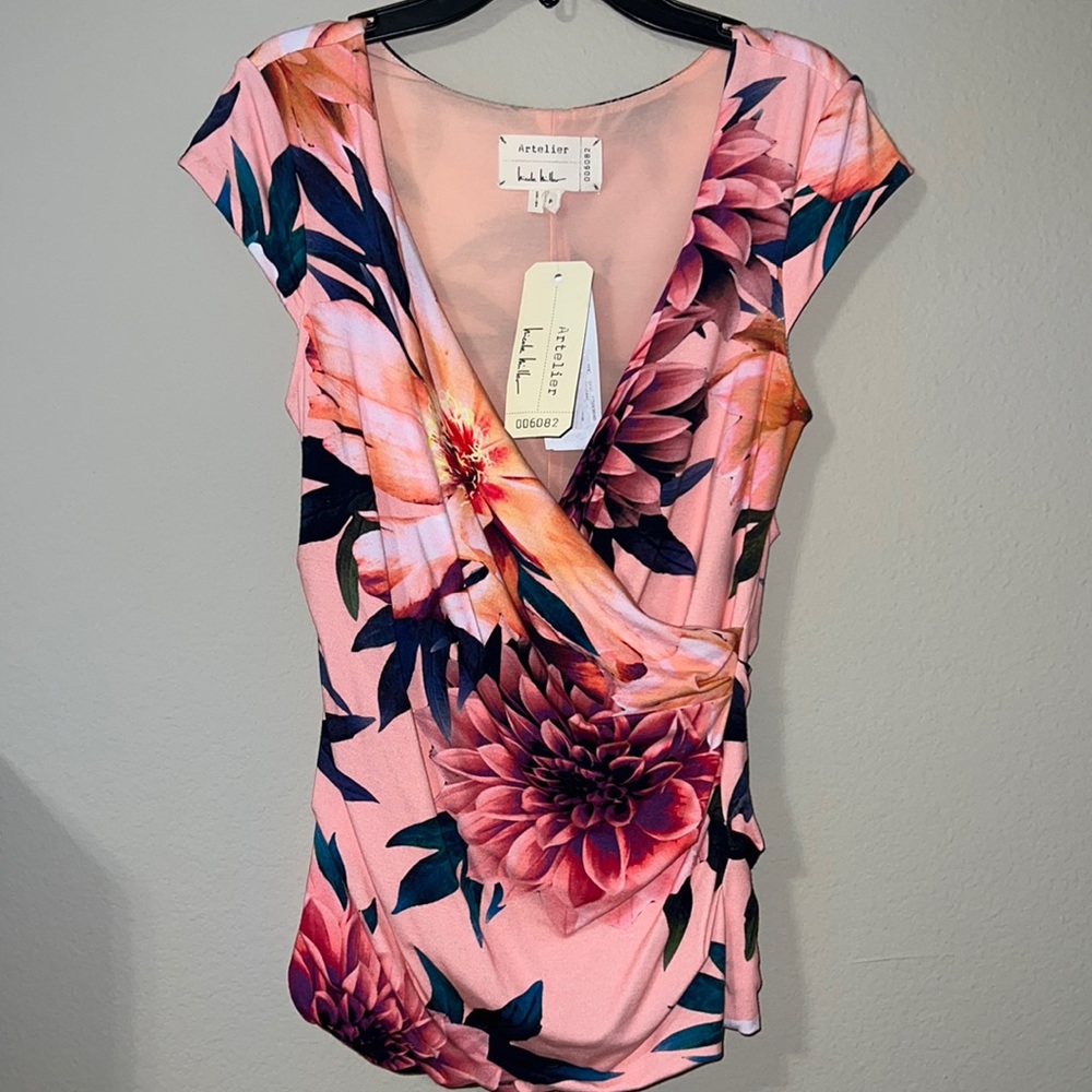 I’m sell this beautiful Nicole miller blouse I never wore!